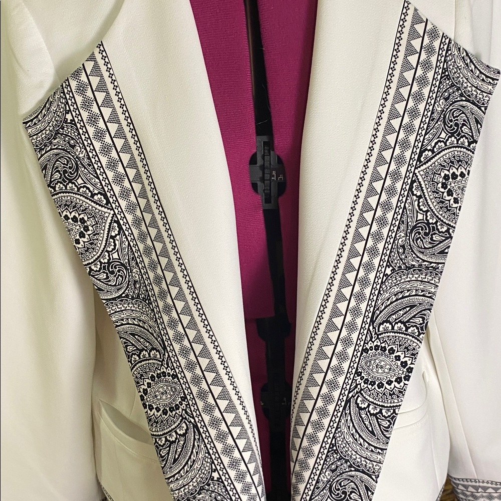 EUC Chico’s white, black lapel design, fully lined jacket blazer Chico size 2 L - Picture 4 of 10